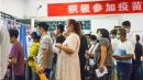 北京当局虽声称不强制接种疫苗，但各个地方政府却纷纷出台逼打疫苗政策。（图片来源：STR/AFP via Getty Images）