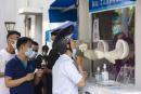 2022年5月31日，在中国上海的一个Covid-19检测站，市民接受检测。（Hugo Hu/Getty Images）