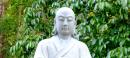 泰国宋卡府龙象山寺的汉传佛教风格阿难尊者石雕（Photo Dharma/wikipedia/CC BY 2.0）
