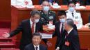 中国国家主席习近平（左）在10月在人民大会堂举行的中国共产党第20次全国代表大会闭幕式上帮助前国家主席胡锦涛提前离开。