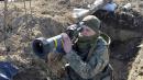 一名乌克兰士兵正在前线用标枪导弹。(SERGEY BOBOK/AFP/Getty Images) 