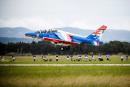 2023年5月18日，法兰西巡逻兵飞行表演队（Patrouille de France）的一架阿尔法喷气式飞机在701空军基地上空起飞进行训练，为表演队在国家航空博览会上的70周年庆祝活动做准备。（CLEMENT MAHOUDEAU/AFP via Getty Images）