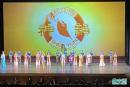 神韵演员在舞台上谢幕（图片来源：黎宜明/看中国摄影）