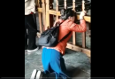 河南省开封府景区的包公祠因一名女子跪地痛哭而掀起巨大回响。（图片来源：视频截图）