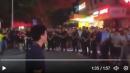 深圳一名打工仔讨薪被警察殴打后在公众场所怒斥警察。（图片来源：视频截图）