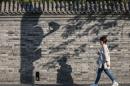 北京街头一位行人（JADE GAO/AFP via Getty Images）
