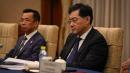 2023年4月5日，中国外交部长秦刚（右）和中国驻法大使卢沙野在北京钓鱼台国宾馆出席会议。