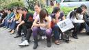 广东深圳女工在一家工厂外聚集。（图片来源：Getty Images）