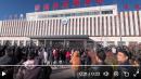 陕西蒲城职校17岁学生校内坠亡引发大量民众聚集抗议。（图片来源：视频截图）
