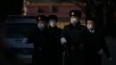 中国人民解放军士兵在北京人民大会堂附近行进。（图片来源PEDRO PARDO/AFP via Getty Images)