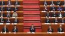 2025年3月11日，中共党魁习近平（中）、国务院总理李强、常委王沪宁、中共中央政治局常委蔡奇、国务院副总理丁薛祥在中国北京人民大会堂出席第十四届全国人民代表大会第三次会议闭幕式。（图片来源：Lintao Zhang/Getty Images）