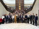 法国美丽城联合商会新老会长及街区商家与巴黎市区代表、巴黎警方代表及各界人士合影（摄影：林莲怡/看中国）