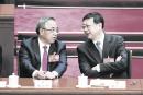 2023年3月，胡春华（左）、陈吉宁（右）在北京出席两会。（LINTAO ZHANG/ GETTY IMAGES）
