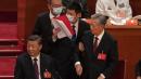 2024年10月22日，在人民大会堂举行的中国共产党第二全国代表十次大会闭幕式上，前国家主席胡锦涛（中）被架离会场。(图片来源:Kevin Frayer/Getty Images)