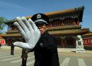 2012年4月11日，一名警察阻止人在中南海外拍摄照。（图片来源：Getty Images）