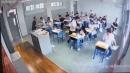 山东济宁邹城高考现场一名男生撕考卷后，又去撕其他人考卷。（图片来源：视频截图）
