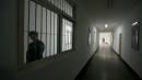 《北京青年报》一著名调查记者因追问5年前命案遭警方传唤后失联。示意图为北京狱警。（图片来源：Getty Images）