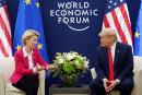 美国总统川普在达沃斯世界经济论坛会晤前与欧委会主席冯德莱恩交谈。（JIM WATSON/AFP via Getty Images）