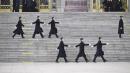两会开幕前，警卫在北京人民大会堂外操步。（Getty Images） 