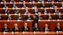 2022年10月16日，中共党魁习近平（中）在北京人民大会堂举行的中国共产党第二十次代表大会开幕式上走在代表中间。（图片来源：NOEL CELIS/AFP via Getty Images)