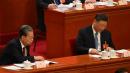 2024年3月8日，全国主席习近平（右）及全国人大委员长赵乐际在北京人民大会堂出席第十四届全国人民代表大会第二次全体会议。（图片来源：JADE GAO/AFP via Getty Images）