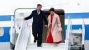 习近平访问欧洲，第一站法国与夫人彭丽媛下飞机。（图片来源：AURELIEN MORISSARD/POOL/AFP via Getty Images）