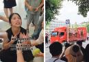 左图：遭霸凌少女的母亲是聋哑人士，她跪在街头，希望民众能为她声张正义。（网络图片）；右图：大批江油市民被警方抓捕，部分抗议者甚至被拖进至运猪车。（网络图片）。