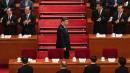 中共党魁习近平（中）于 2025 年 3 月 8 日抵达中国北京人民大会堂出席全国人民代表大会第二次全体会议。（图片来源：Kevin Frayer/Getty Images）