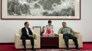 新加坡国防部常任秘书陈庆基在与国防大学政委钟绍军会见时，钟绍军几乎是躺在沙发上摆谱，引起嘲讽。 （新加坡国防部脸书）