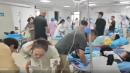 山东济宁市兖州区朝阳中学发生学生集体食物中毒事件，大量学生送医。（图片来源：视频截图）