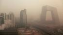 北京雾霾天气中的中共央视大楼。（图片来源：Getty Images）