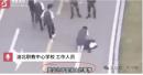 一名学生在道路上下跪磕头 。   （图片来源：网络）