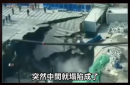 马路突然中间就塌陷      (图片来源：视频截图)