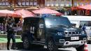 这张照片拍摄于2023年7月15日，显示手持枪支的中共警察在新疆喀什的主广场上站岗。（图片来源：Getty Images）