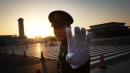 北京人民大会堂武警（图片来源：MARK RALSTON/AFP via Getty Images ）