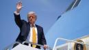 2026年5月12日，美国总统川普（Donald Trump）在马里兰州安德鲁斯联合基地（Joint Base Andrews）登上“空军一号”（Air Force One）前挥手致意。（图片来源：Alex Wong/Getty Images)