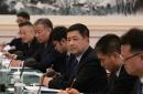 2024年6月20日，中共公安部部长王小洪（中）在北京与美国国家毒品管制政策主任拉胡尔·古普塔（Rahul Gupta）举行会议。（图片来源：NG HAN GUAN/POOL/AFP via Getty Images）