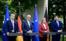 7月2日，德国总理（左二）等四位领导人出席发布会并讲话。（Tobias SCHWARZ / AFP via Getty Images）