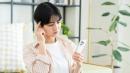 女子看着手机思考    （图片来源：翻拍）