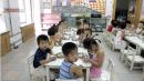2004年8月5日，学生们在北京的一家幼儿园里享用早餐。（图片来源：GOH Chai Hin/AFP via Getty Images）