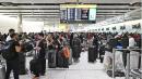 旅客在伦敦希斯罗机场4号航站楼等候。（JUSTIN TALLIS/AFP via Getty Images）
