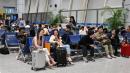 2025年4月12日，旅客们在浙江的义乌机场候机。（图片来源：ADEK BERRY/AFP via Getty Images）