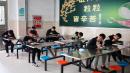 2020年4月17日，安徽省泾县一所中学学生在食堂吃午餐。示意图（图片来源：Yves Dean/Getty Images）