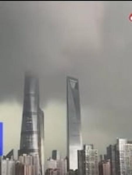 上海中心,被大团乌云一秒拦腰吞没(图片来源:微博)