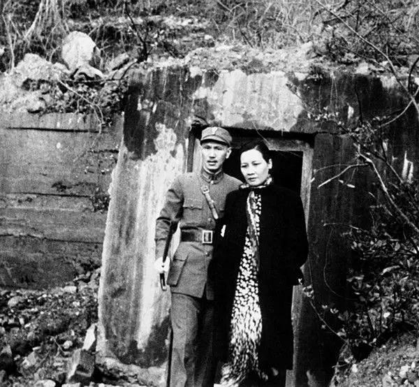 1941年秋，日军空袭后，在重庆的蒋介石夫妇走出防空洞。