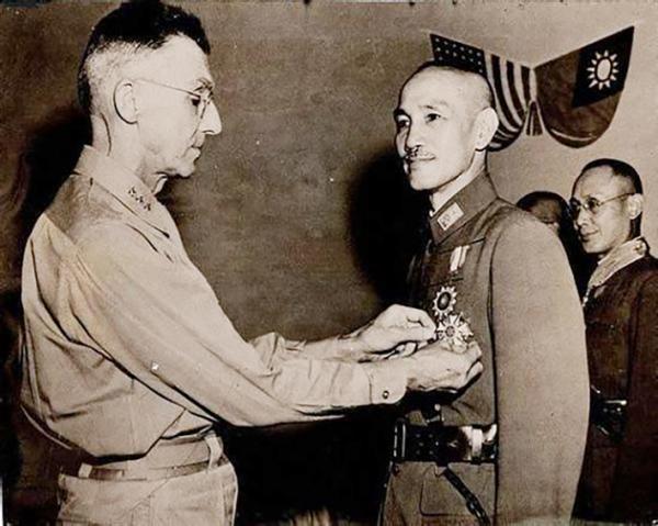 1943年7月7日，史迪威代表美国罗斯福总统授勋蒋介石美国最高统帅勋章。（公有领域）