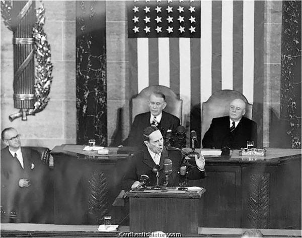 1951年4月19日，麦克阿瑟（图前一）在美国国会会议之前的告别演说中，发表了著名演说——《老兵不死》。