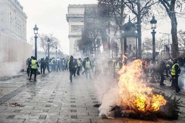 12月8日,在巴黎戴高乐广场凯旋门前,“黄背心”示威活动场景。(AFP/Getty Images)