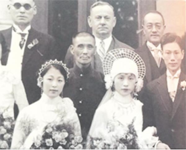 婚礼上的严幼韵（左一）