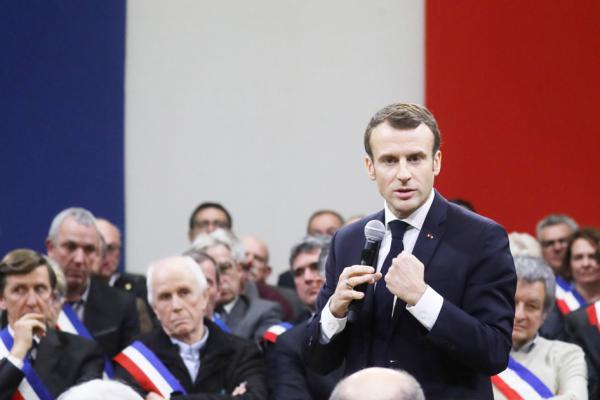 1月18日法国总统马克龙在苏亚克(Souillac)与600名市长见面。(AFP/Getty Images)